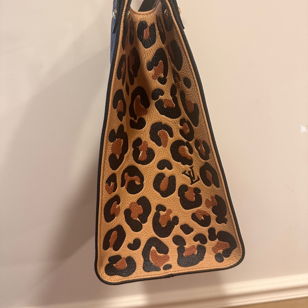 Rare! Wild at Heart Tote - Picture 4 of 5